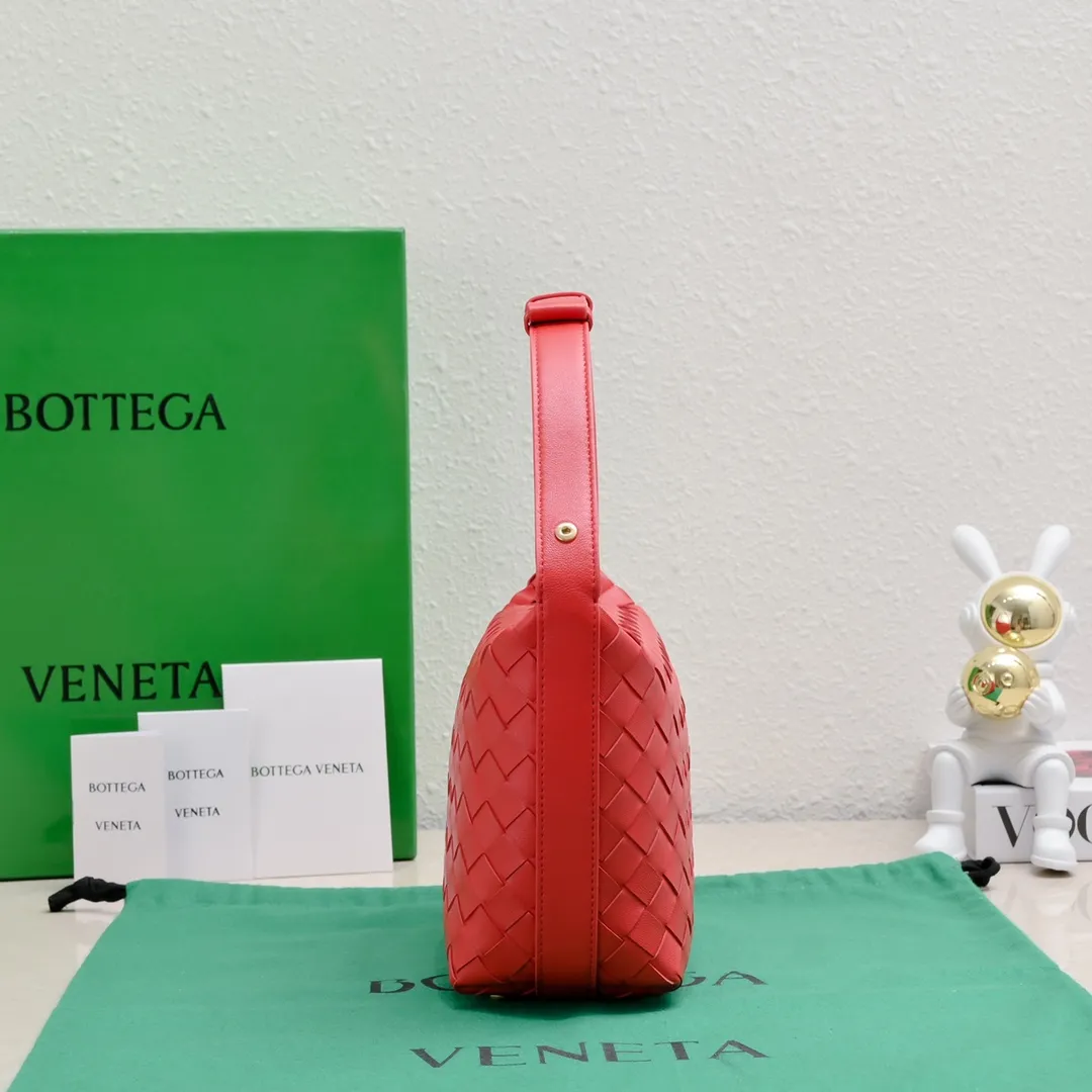 Batch 1360 #BvWallace Shoulder Lunch Bag 🔥 A lunch box bag that you can just grab and go. It is made of classic intrecciato weaving technology and reflects the craftsmanship of Bottega. The entire bag is made of top-grade happa lambskin. It is very soft and lightweight. The small bag shape is cute and exquisite. The interior capacity is also very large and can be carried under the arm. It is quite practical! The bottom of the bag is made of gold metal to prevent wear and tear. The details are really good! Choose this elegant commuting bag for Zaoba people~ Size: 22x13x9.5, model number; 7748#